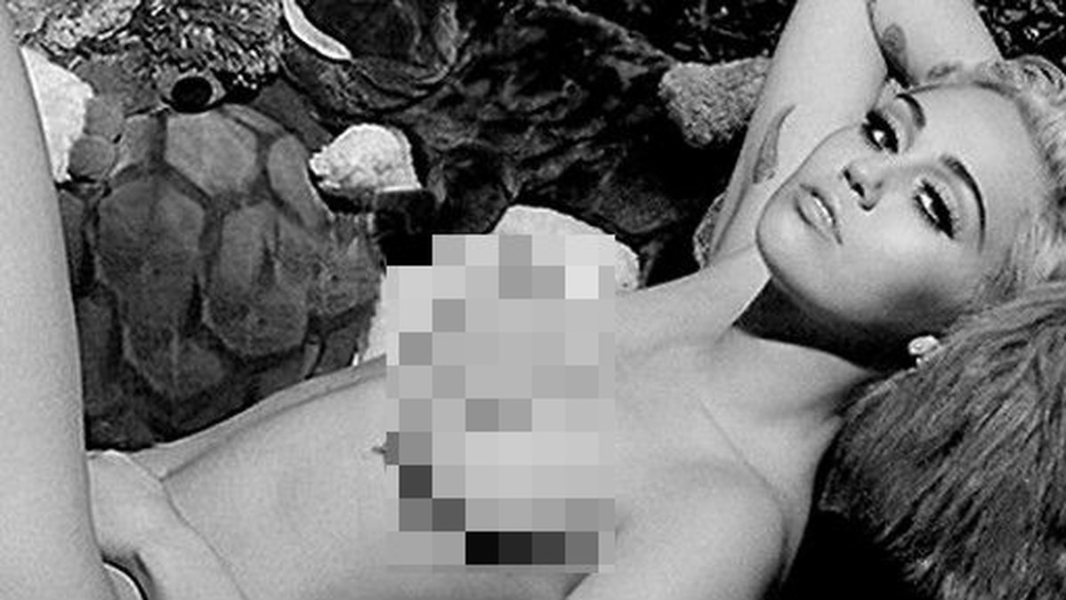 Miley Cyrus poserar topless. 